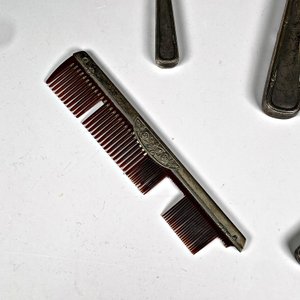 Juego de Tocador Antiguo: Espejo y Cepillos Metálicos con Peine - imagen 3