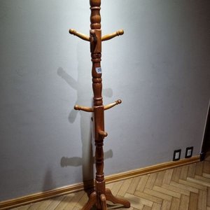 Perchero de Pie de Madera Torneada con Base de Cuatro Patas - imagen 2