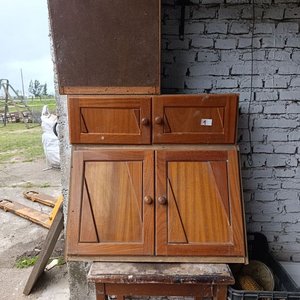 Lote siguiente: Muebles de madera: alacena, mesa y más