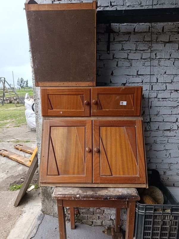 Muebles de madera: alacena, mesa y más