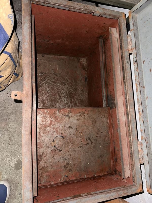 Caja metálica de almacenamiento en mal estado - imagen 4