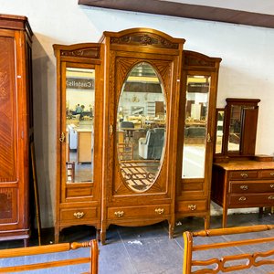 Armario antiguo de madera con espejo central y detalles tallados - imagen 1