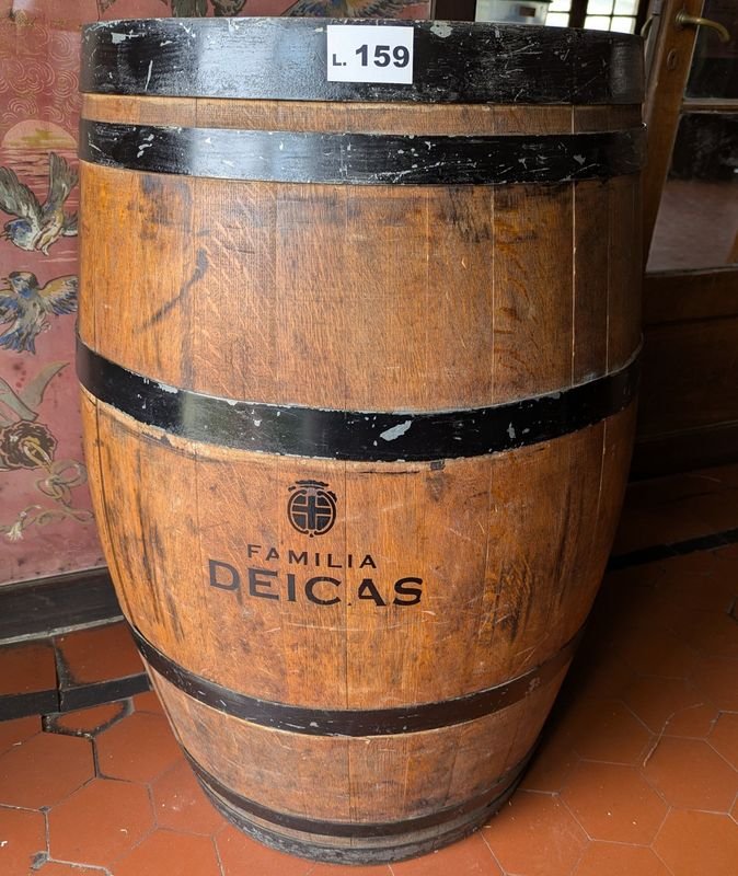 Gran barril en madera de roble con publicidad de Familia Deicas - imagen 2