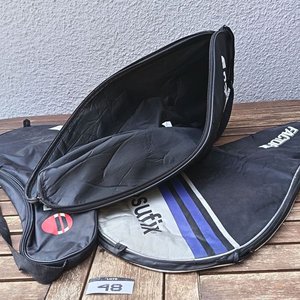 Tres fundas para raquetas de tenis de diferentes marcas, entre ellas Babolat y Factory  con detalles de uso - imagen 3