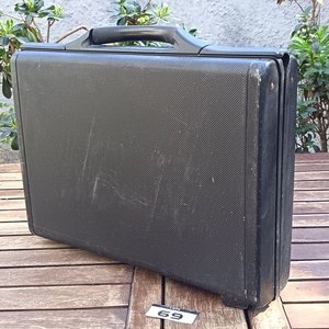 Maletín Ejecutivo rígido color negro, con manija y herrajes; interior con compartimentos - Con detalles de uso - imagen 4