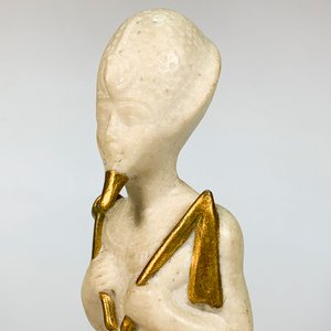 Escultura Egipcia Antigua Sentada en Pasta Blanca y Dorada - imagen 3