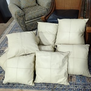 Lote anterior: Almohadones Cuadrados de Cuero Color Crudo (Set de 6)