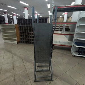 Exhibidor Metálico de Pie con Panel Central y Brazos Laterales - imagen 4