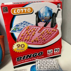 Pack de 4 Juguetes Infantiles: Mochila Monstruo, Bingo, Abeja Voladora y Bola de Cristal - imagen 3