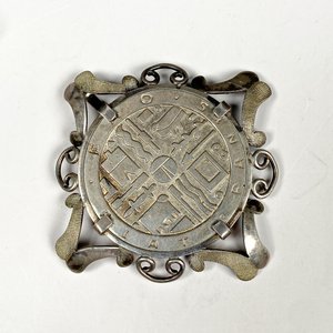 Prendedor Circular de Plata con Diseño de Moneda FAO - imagen 2