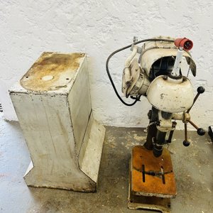 Lote #047R – Taladro de banco trifásico, con mueble para apoyo - imagen 2