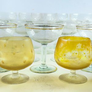 Diecisiete Copas de Cristal Hialino y Ámbar con Detalles Dorados - imagen 3