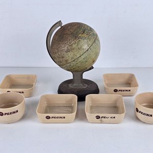 Lote de Coleccionables Vintage: Globo Terráqueo y Tazas Pluna - imagen 2
