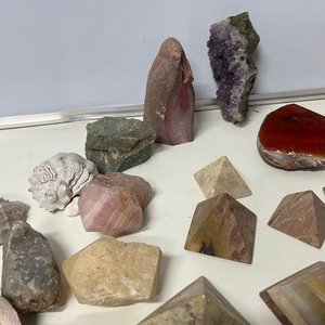 Lote Variado de Piedras Naturales, Caracoles y Pirámides Decorativas - imagen 4