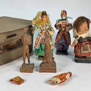 Valija de Cuerina Gris con 4 Muñecas de Vestimenta Típica Europea - imagen 2