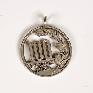 Conjunto de Cuatro Piezas de Joyería: Pulsera de Plata, Colgante de Timón, Colgante de Moneda y Aretes con Piedras Verdes - imagen 3