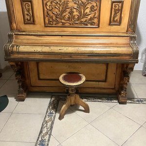 Lote siguiente: LOTE DESTACADO-Piano vertical antiguo de la marca Schubert Piano Co. fabricado en Nueva York.