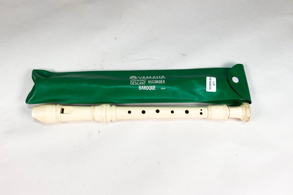 Lote siguiente: Flauta Yamaha en estuche para música