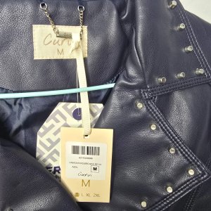 Campera Motoquera Cuero Ecológico Violeta Tachas Plateadas Alta Mar Talle M - imagen 2