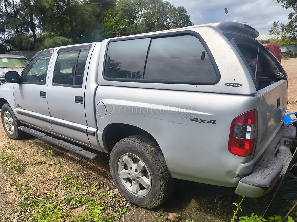 Camioneta Chevrolet S10 y Motocicleta de Campo