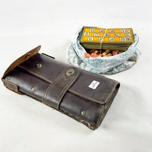 Lote siguiente: Estuche Antiguo de Cuero con Mapas y Juego de Lotería Completo