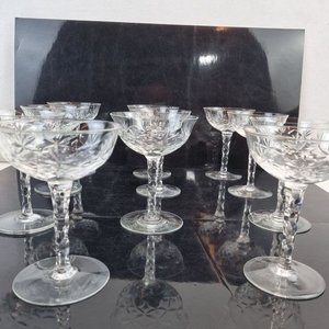 Lote siguiente: L 274 - 11 Piezas - Set de 11 copas de postre o champagne, diseño vintage con tallado ornamental, ideales para realzar cualquier mesa dulce o brindis especial