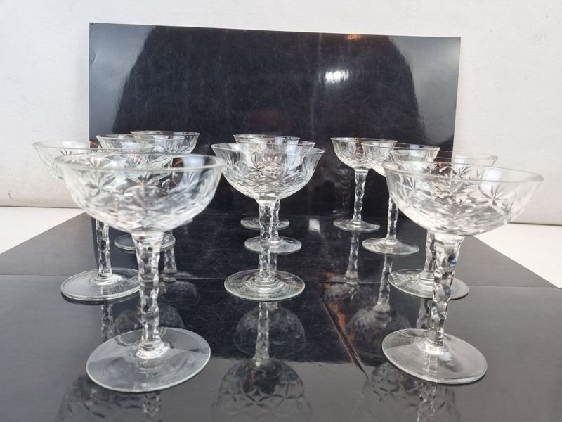 L 274 - 11 Piezas - Set de 11 copas de postre o champagne, diseño vintage con tallado ornamental, ideales para realzar cualquier mesa dulce o brindis especial