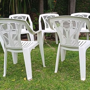 Set de 9 Sillas Blancas de PVC para Jardín Marca Flora - imagen 2