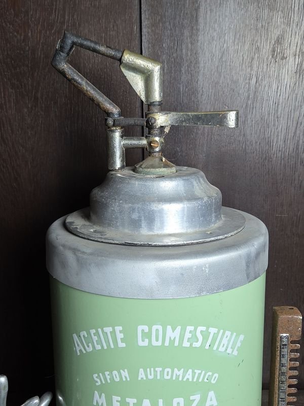 Antiguo dispensador de aceite comestible en metal con esmalte verde - imagen 4
