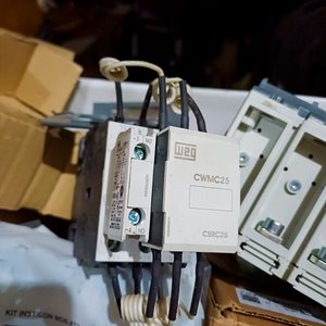 Lote de Material Eléctrico: Plaquetas Duomo, Fuentes 12V, Rotuladores, Llaves Monoblock y Más - imagen 6