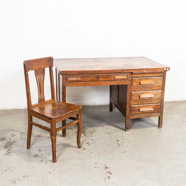 Lote anterior: Escritorio y silla de madera con detalles en la superficie