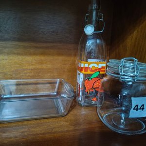 Lote siguiente: Lote de Botella con Tapa, Frasco y Fuente Rectangular de Vidrio