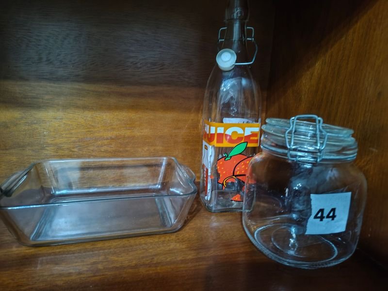 Lote de Botella con Tapa, Frasco y Fuente Rectangular de Vidrio