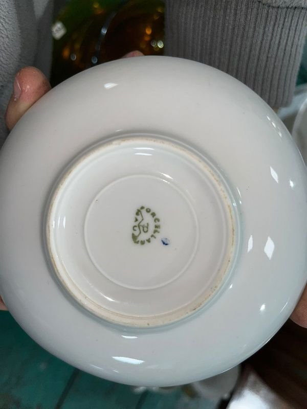 Juego de Café de Porcelana Blanca con Flores Rojas y Azules - imagen 1