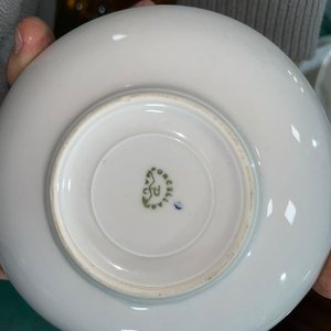 Lote anterior: Juego de Café de Porcelana Blanca con Flores Rojas y Azules
