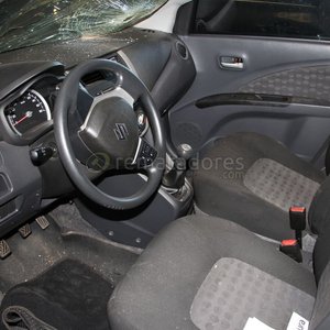 Suzuki Celerio Gris con Daños Frontales y Parabrisas Roto - imagen 2