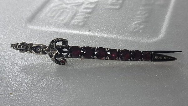 Prendedor Antiguo Estilo Daga con Granates en Plata - imagen 1