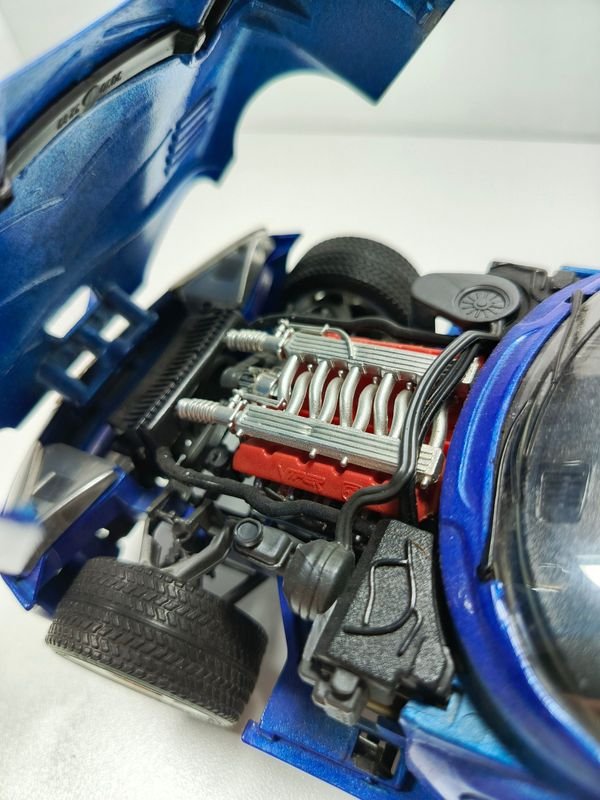 Coche de colección a escala 1/18 de la marca Burago, modelo Viper GTS - imagen 7