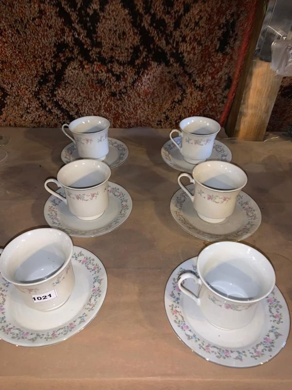 Lote anterior: Juego de tazas de té con patrón floral