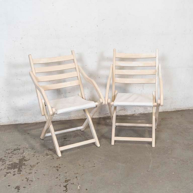 Lote siguiente: Sillas plegables de madera con asientos de cuero para re pintar