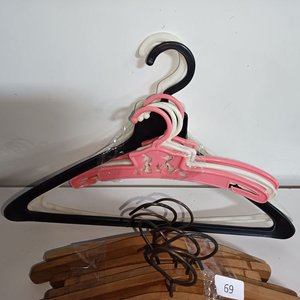 Lote de Perchas de Madera y Plástico - imagen 4