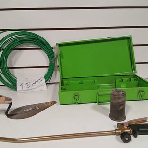 Lote anterior: Valija metálica verde con herramientas: cuchara de albañil, soplete y rollo pasacables