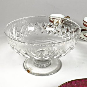 Centro de Cristal Tallado y Pocillos con Platillos de Porcelana con Diseño de Ave - imagen 4