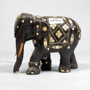 Figura de Elefante Decorativo en Madera y Nácar - imagen 1