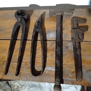 Herramientas de Mano: Tenaza, Martillo, Llave Inglesa y Cortachapa - imagen 3