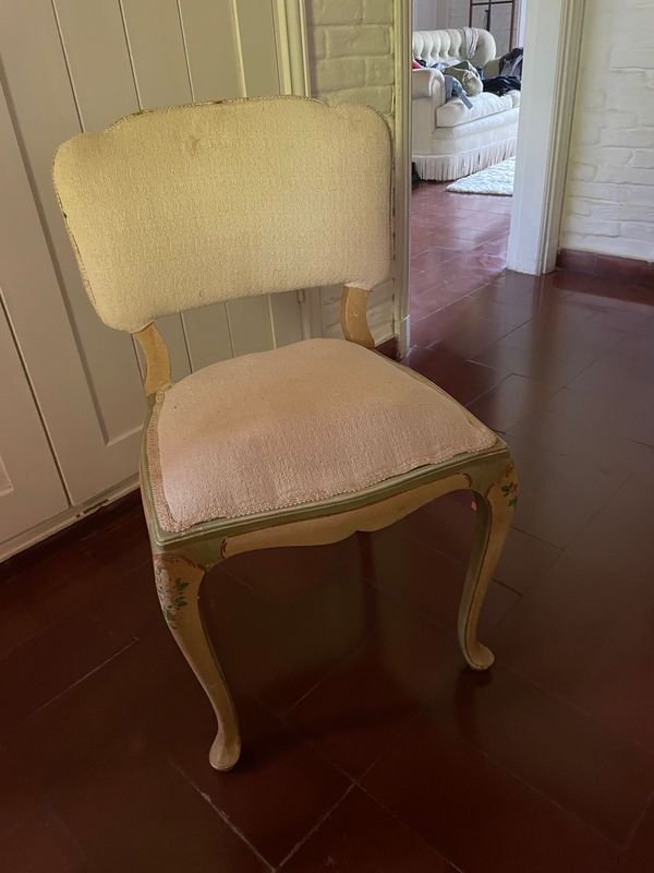 Silla de madera con tapicería beige - imagen 5