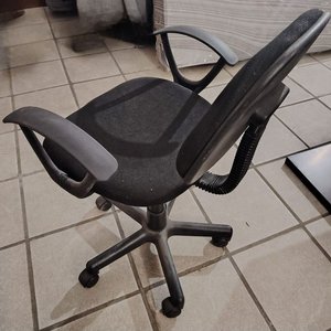 Silla de Oficina Negra con Brazos y Ruedas - imagen 2