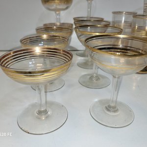 Juego de Cristalería Fina Decorada con Dorado: Jarra, Vasos, Copas y Licoreras - imagen 4