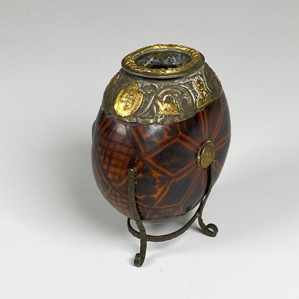 Mate galleta con linda virola de plata y oro decorada ,con soporte