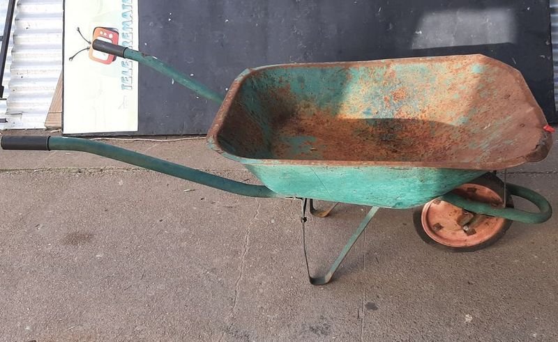 Lote anterior: Carretilla de metal con rueda gastada